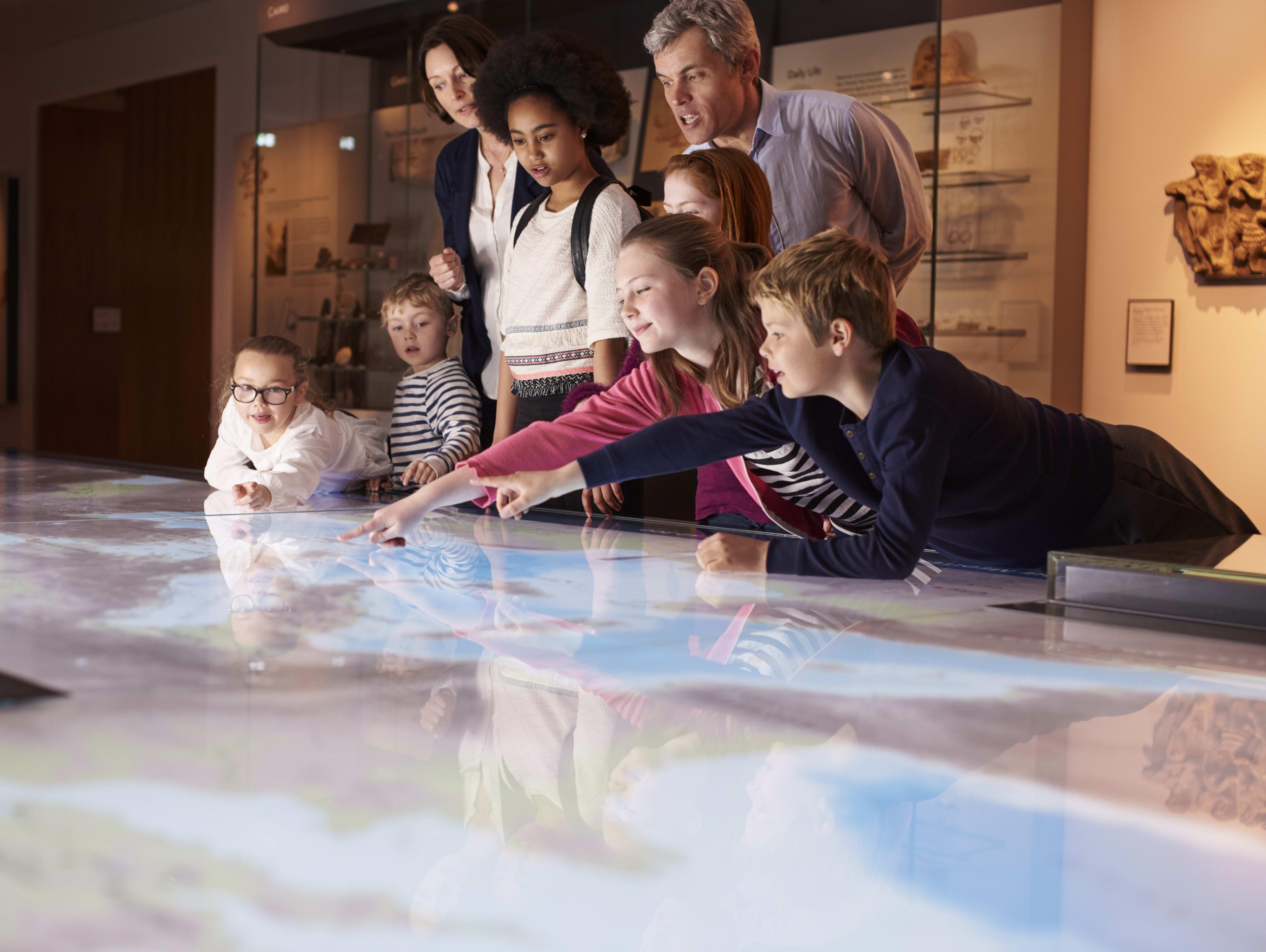  Familj till fotografering för museum